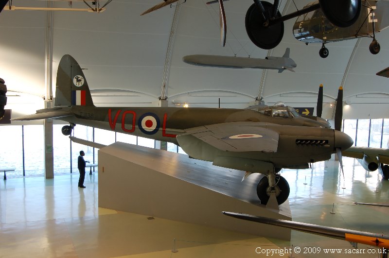 http://www.sacarr.co.uk/warbirds/pics/mosquito10.jpg